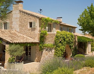 Humidité et maisons anciennes : défis spécifiques et techniques de restauration